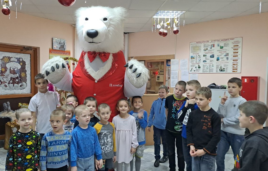 Мишка Пломбир снова радует детей